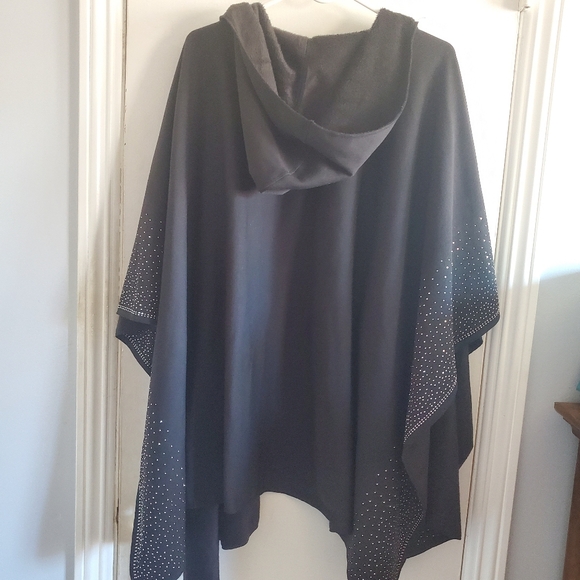 Marc New York Andrew Marc Embellished Shawl Cape w/ hood pom pom OS Evening Cozy - Picture 10 of 14